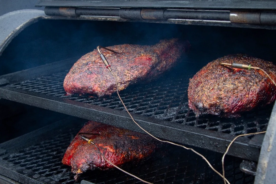 Carnes ahumándose en el smoker de BIFE